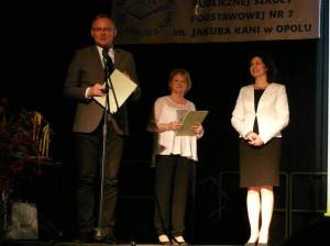 Pan Mirosław Pietrucha Zastepca Prezydenta Miasta Opole w towarzystwie Pani dyrektor PSP nr 7 Barbary Lewandowicz-Witkowskiej i Katarzyny Pradzynskiej